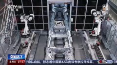 现场的工做人员正正在对一批人形行出厂前的最